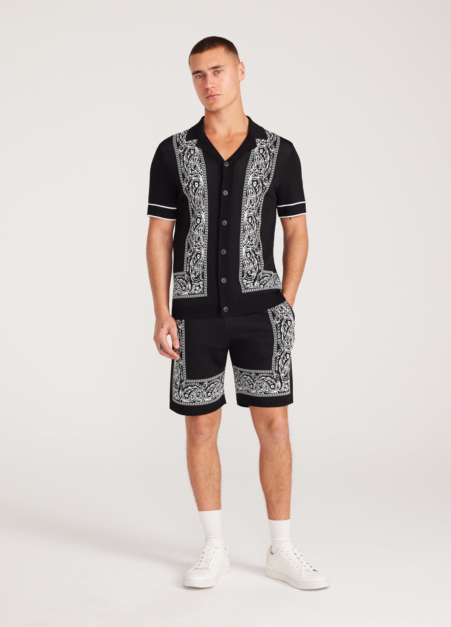 Graphic Border Knit Shorts Black