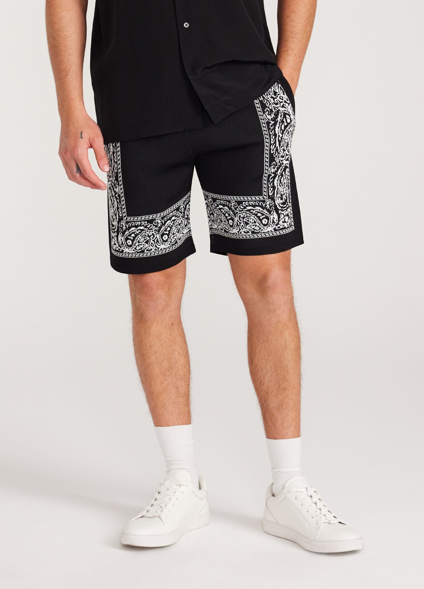Graphic Border Knit Shorts Black